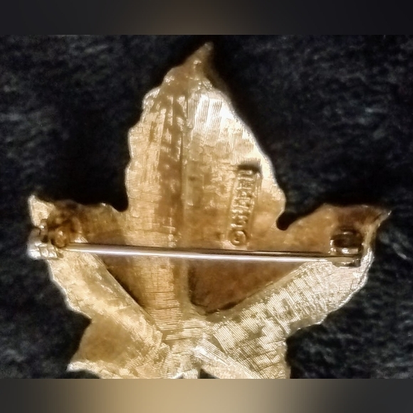 Vintage Signed "Charel" Gold Tone Beautiful Leaf Brooch and Matching Earrings - Picture 3 of 6